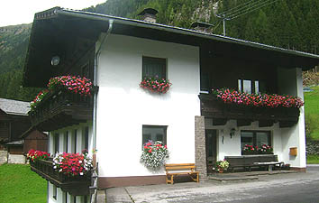 Il nostro maso Lippenhof con abitazioni e appartamenti per le vacanze si trova in una posizione soleggiata nel Defereggental nel Tirolo Orientale