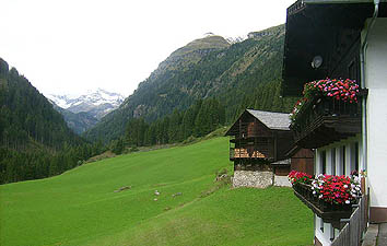 The Lippenhof farm with vacation apartments is situated in a sunny location in the Defereggen valley in Eastern Tyrol